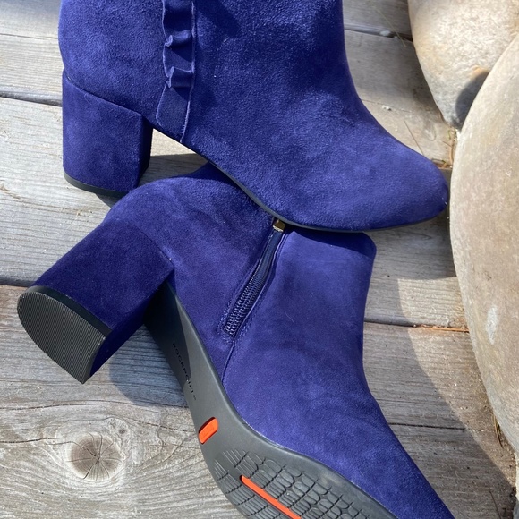 NWOT ROCKPORT Blue Suede Ankle Boot w/ Ruffle Design & Zipper in 8.5 - Picture 1 of 12